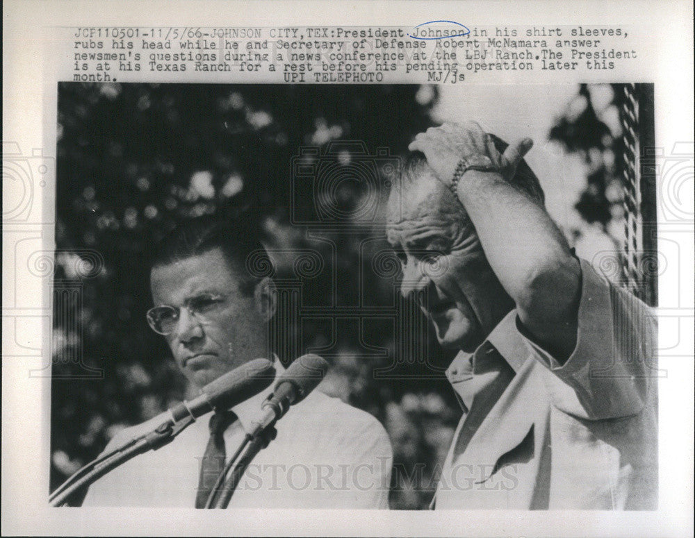 1966 Press Photo Pres Johnson with Robert McNamera at press conf at LBJ Ranch - Historic Images