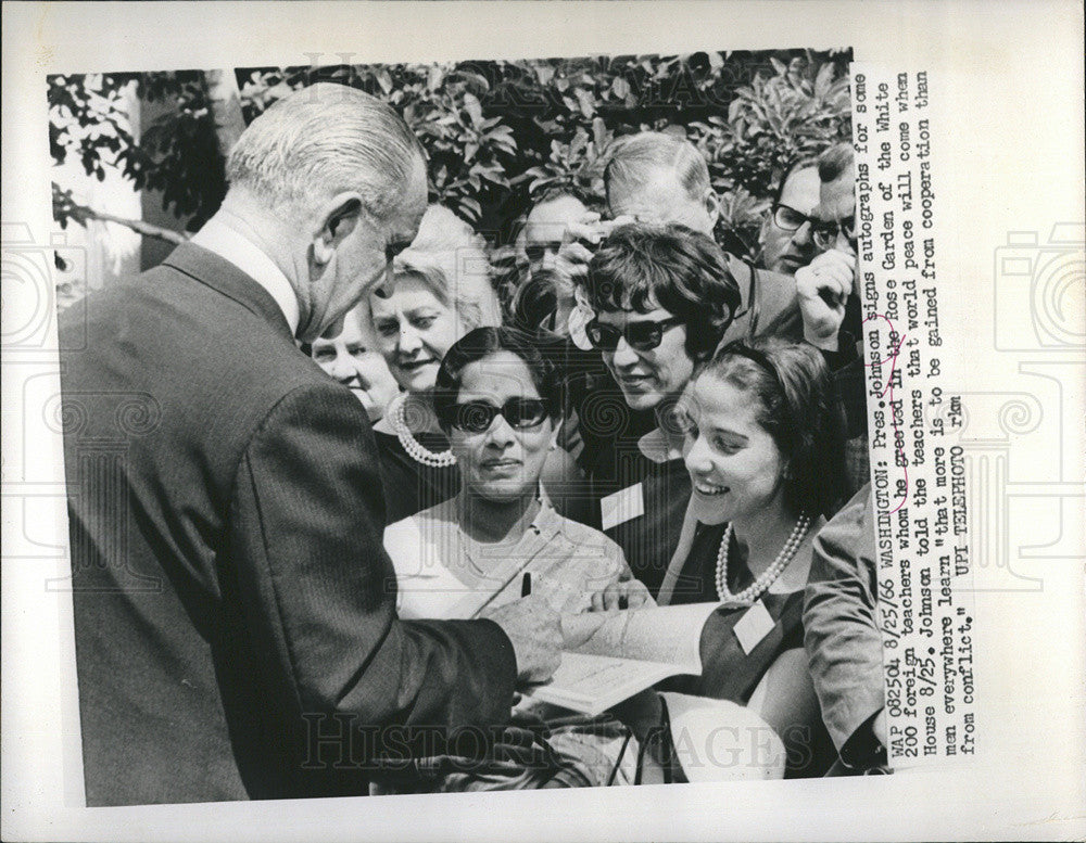 1966 Press Photo Pres Johnson signs autographs to foreign teachers - Historic Images