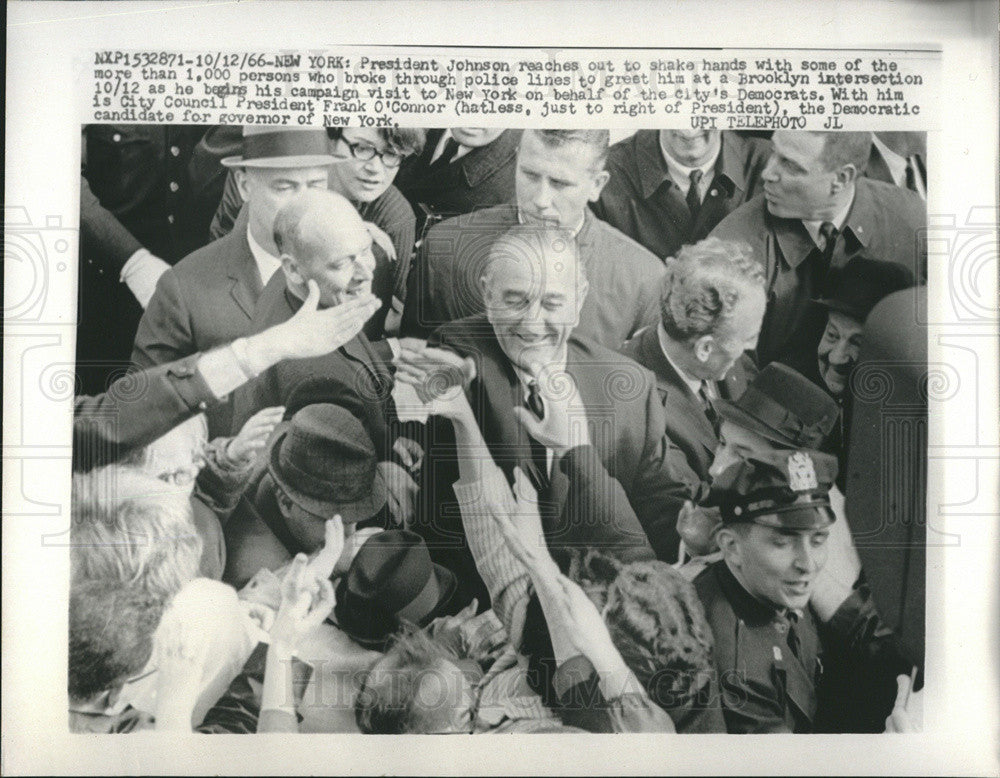 1966 Press Photo President Lyndon reached out to shake hands at Brooklyn N.Y. - Historic Images