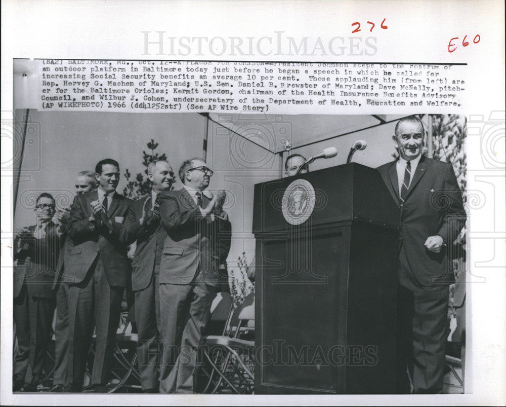 1966 Press Photo President Lyndon step i\on the platform in Baltimore. - Historic Images