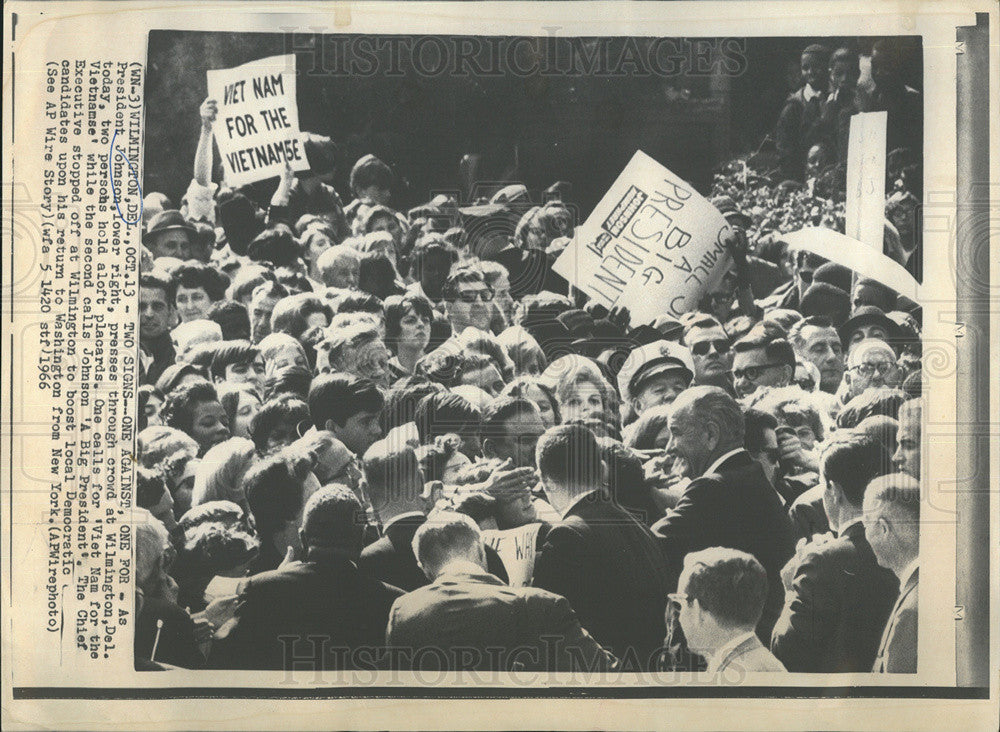 1966 Press Photo Pres. Lyndon presses through crowd at Milmington, Dal. - Historic Images