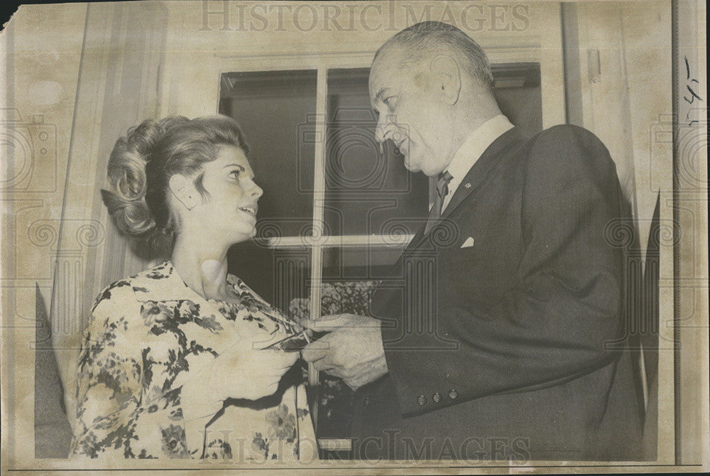 1967 Press Photo Pres Johnson with woman - Historic Images