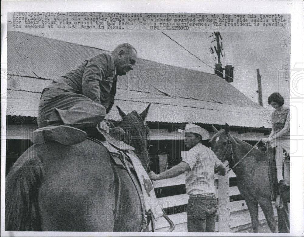 1964 Press Photo President Johnson Swings Leg Over a Horse - Historic Images