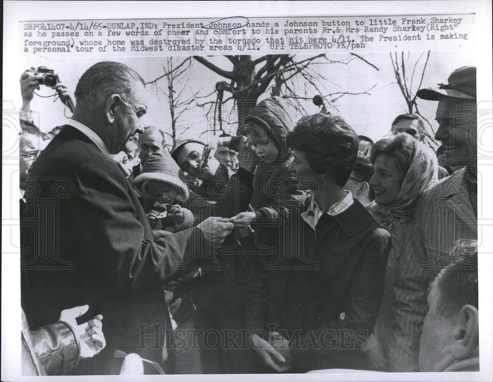 1965 Press Photo Pres.Johnson with the victims of Tornado in Midwest. - Historic Images