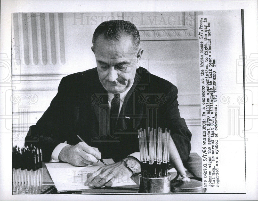 1965 Press Photo Pres.Johnson  signs a special $700 million appropriation - Historic Images