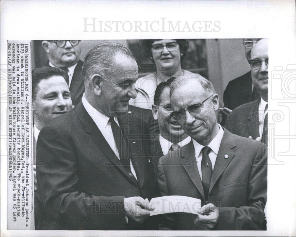 1965 Press Photo Pres. Johnson hands a check to William Kappel - Historic Images