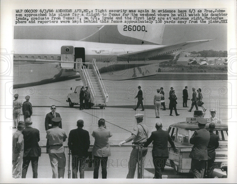 1966 Press Photo President Johnson Approaches His Plane for Flight - Historic Images