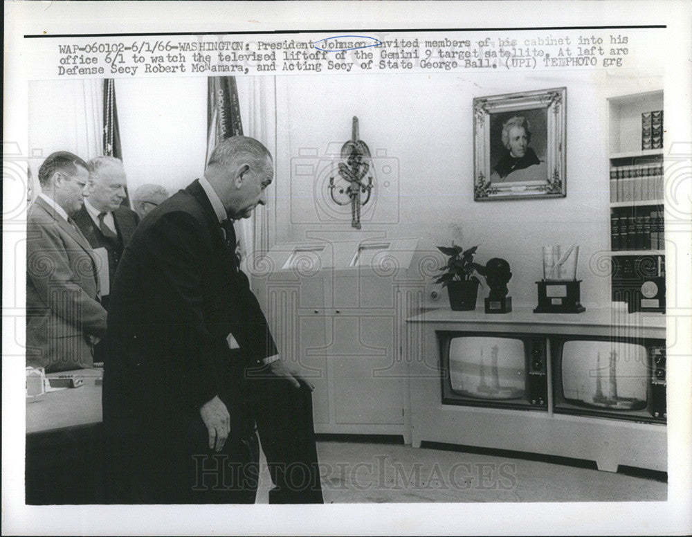1966 Press Photo Pres.Johnson in his office with cabinet menbers to watched TV. - Historic Images