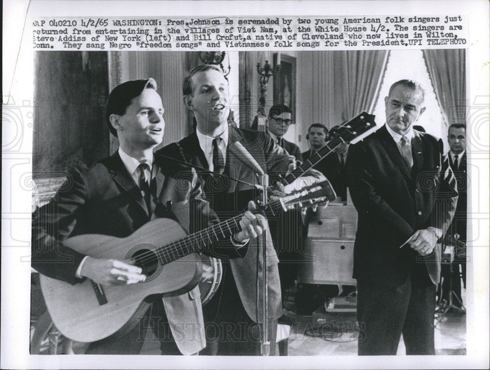 1965 Press Photo Young Folk Singers entertained  Pres. Johnson. - Historic Images