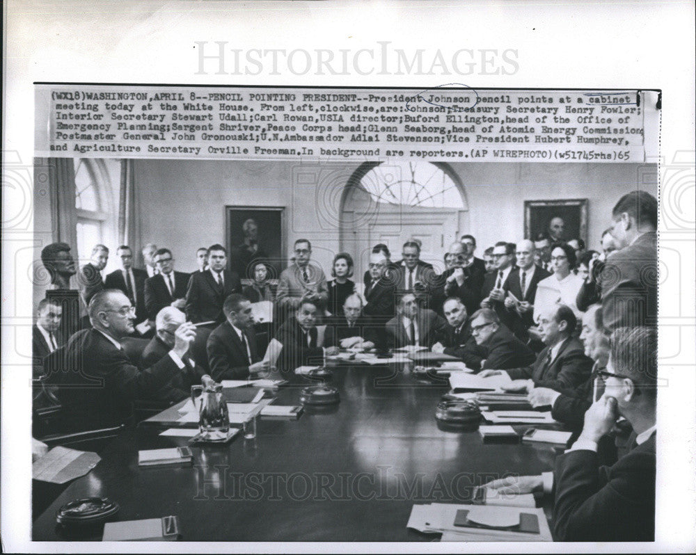 1965 Press Photo Pres. Johnson  pencil point at the cabinet meeting. - Historic Images