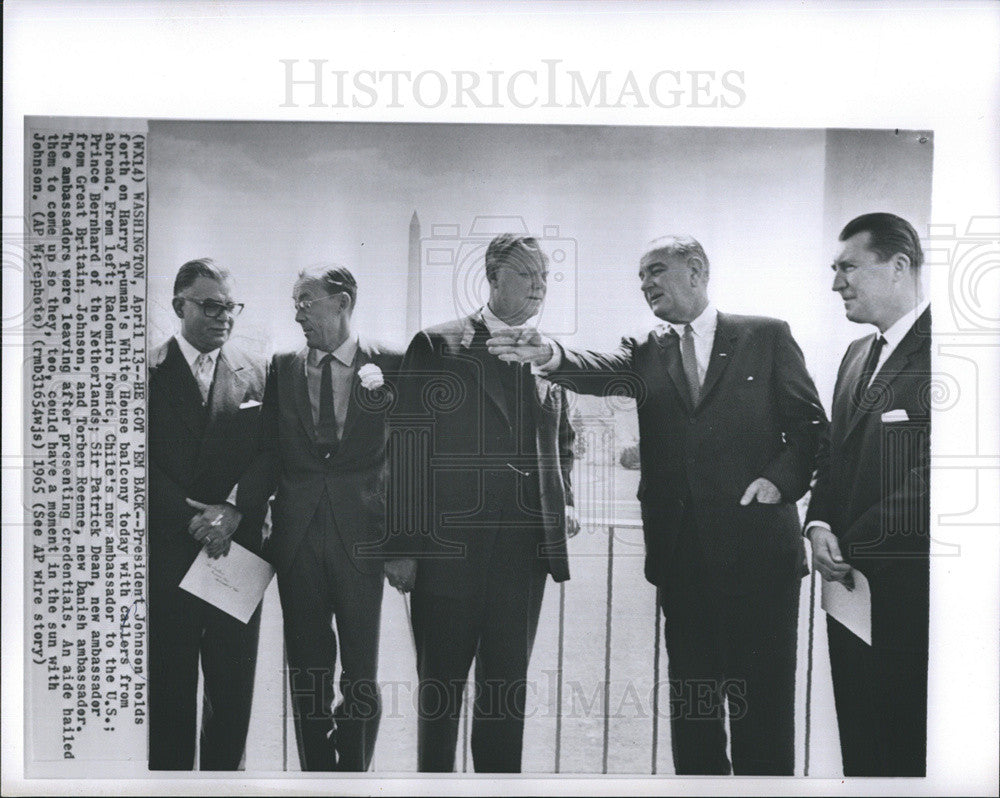 1965 Press Photo President Johnson at  Balcony of White house with Ambassadors. - Historic Images