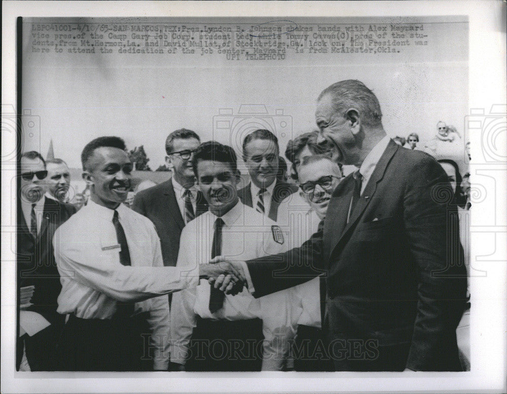 1965 Press Photo President Johnson Shakes Hands with Alex Maynard - Historic Images