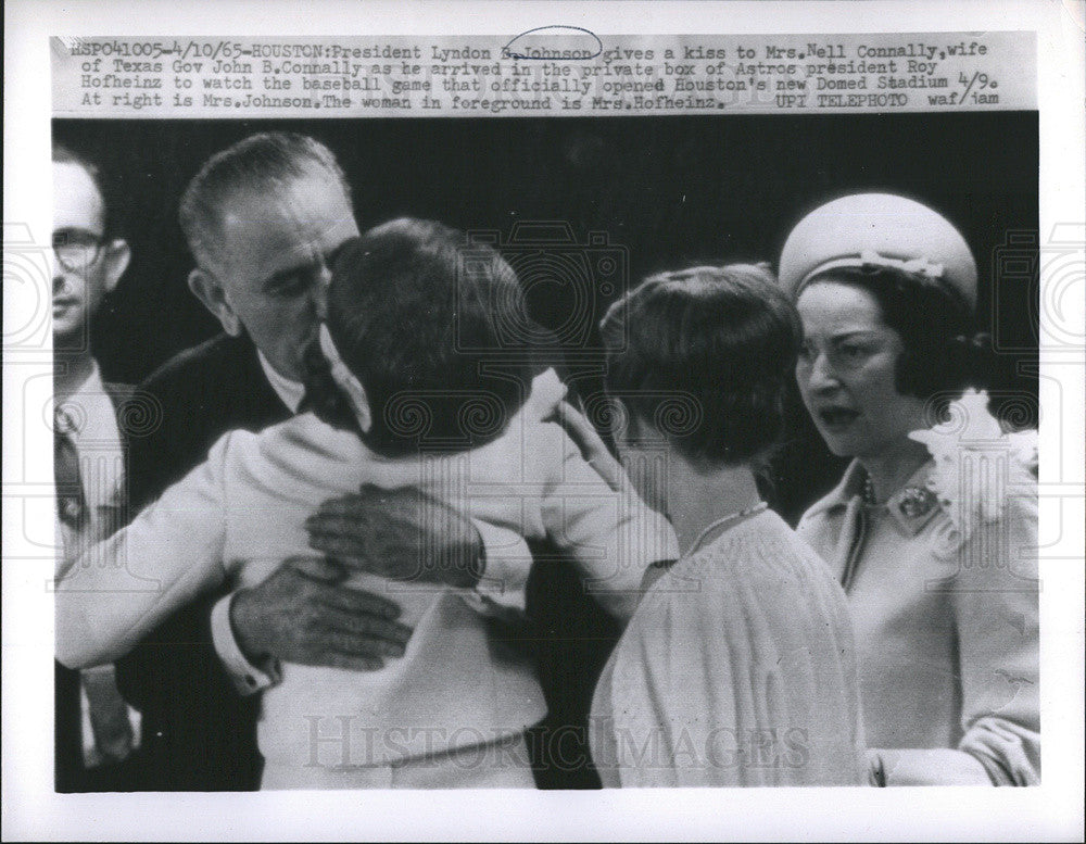 1965 Press Photo President Johnson Gives Kiss to Mrs NellConnally - Historic Images