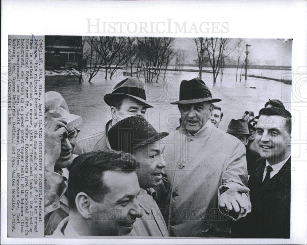 1965 Press Photo Pres.Lyndon look at the floods at Mississippi - Historic Images