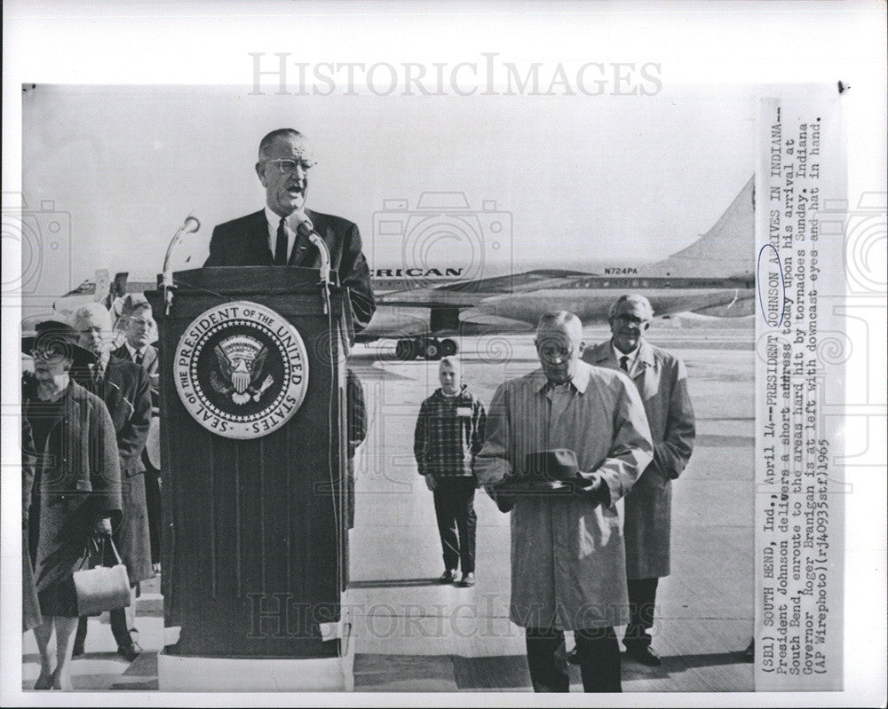 1965 Press Photo Pres.Johnson address upon arrival in Indiana. - Historic Images