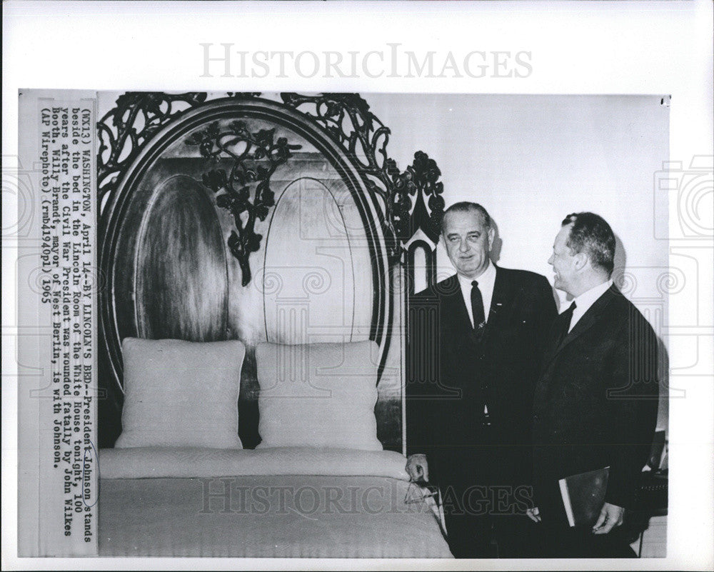 1965 Press Photo President Johnson Stands Beside Bed in the Lincoln Room - Historic Images