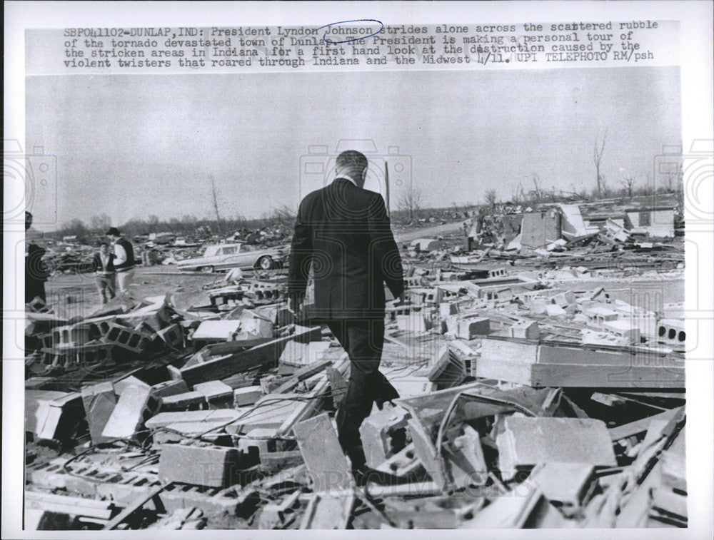 1965 Press Photo President Johnson Strides Alone Across the Tornado Devastation - Historic Images