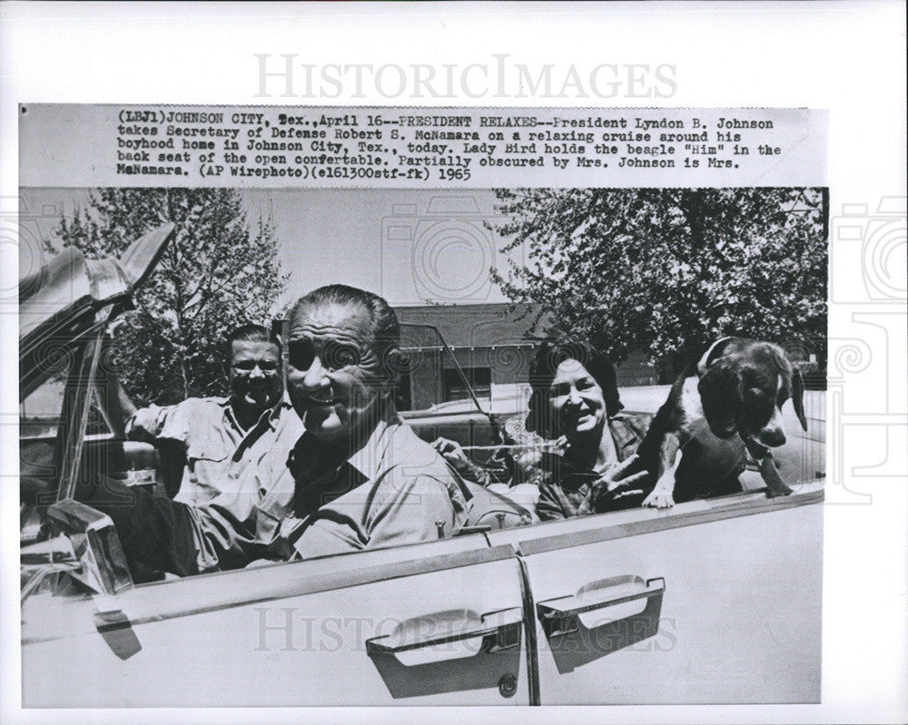 1965 Press Photo President Johnson Goes for a Cruise Around His Childhood Home - Historic Images