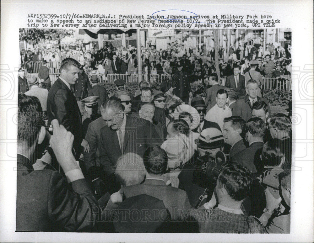 1966 Press Photo Pres. Johnson  arrive at military park. - Historic Images