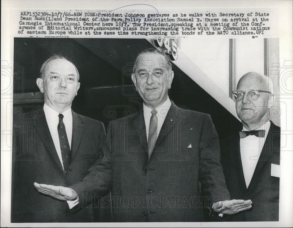 1966 Press Photo President Lyndon Johnson gesture. - Historic Images