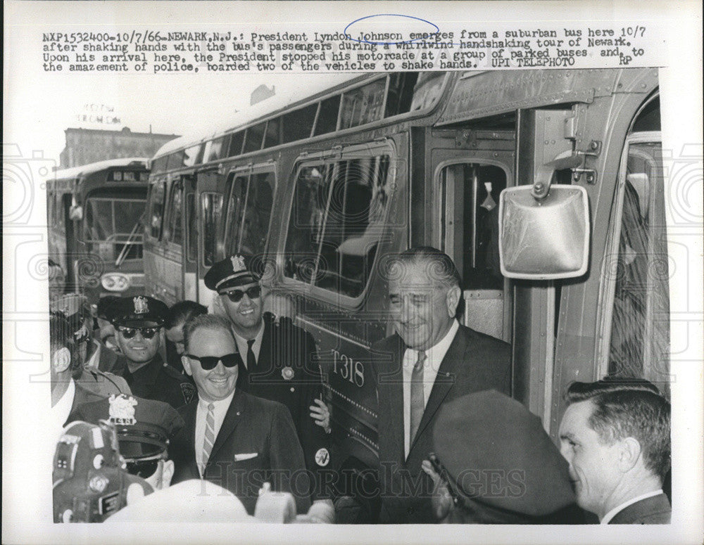 1966 Press Photo Pres.Johnson go down at Suburban Bus at Newark. - Historic Images