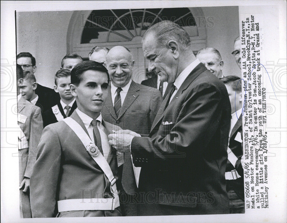 1965 Press Photo Pres.JOhnson pins a AAA Gold Lifesaver Medal to Nestor Fundora. - Historic Images