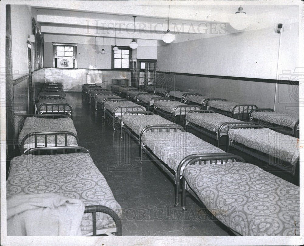 1959 Press Photo 35 Bed in Parental Dormitory. - Historic Images