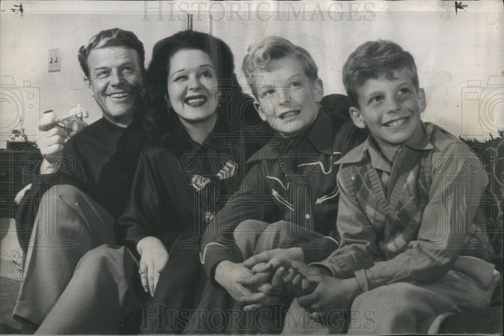 1947 Press Photo Actress Clara Bow with Husband and Two Sons. - Historic Images