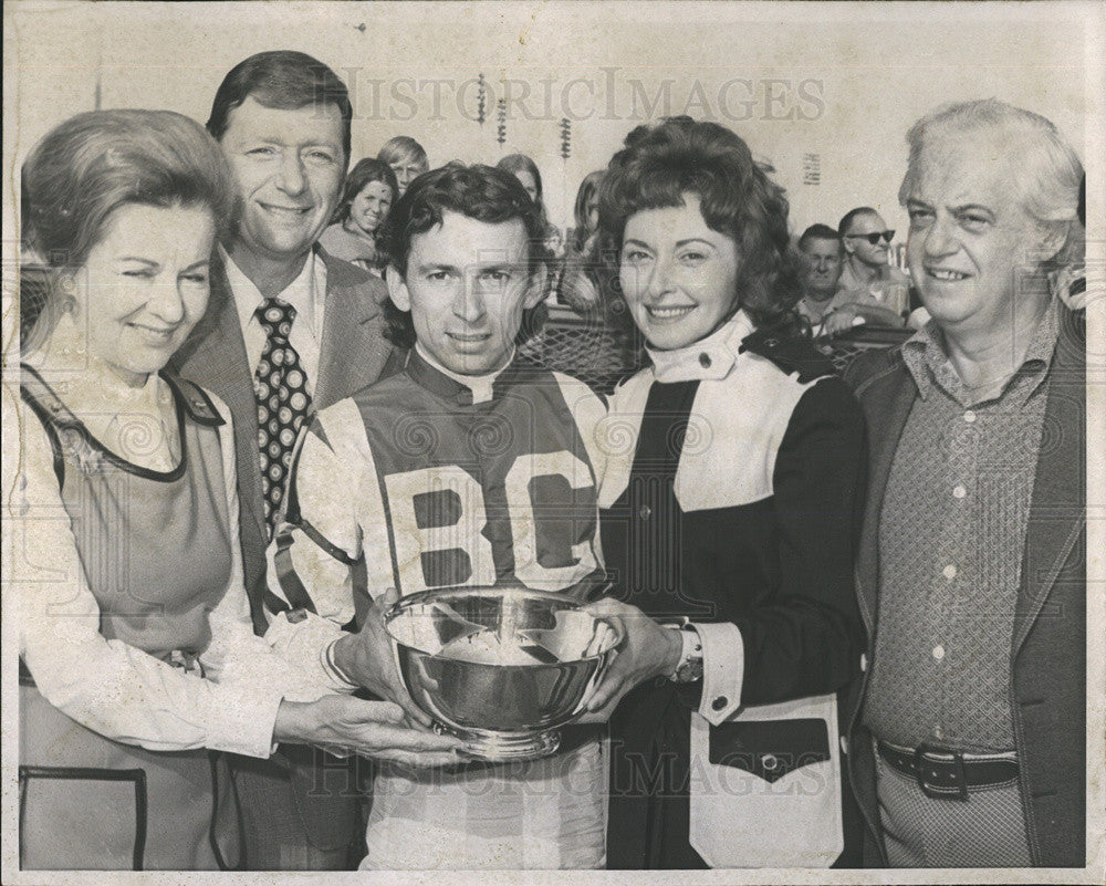 1972 Press Photo Mrs A C Fessenden presents trophy to Jockey Mickey Solomone - Historic Images