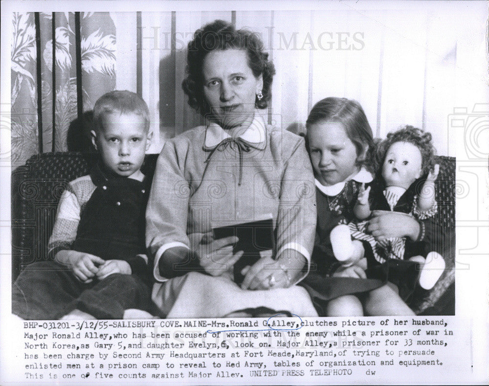 1955 Press Photo Mrs.Ronald Alley holds picture of her husband  with children. - Historic Images