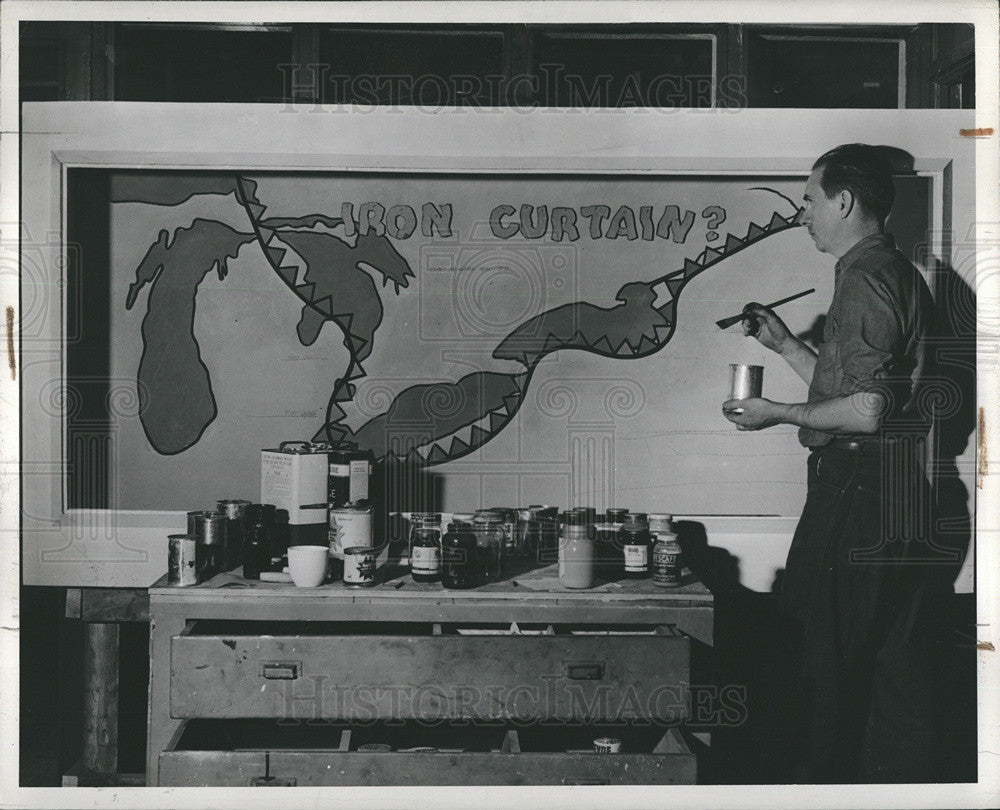 1950 Press Photo Jack Burton paints in black line of forts along border - Historic Images