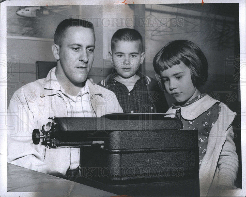 1959 Press Photo Staff Sargent Ray Kosmack with his children, Susan and Richard - Historic Images