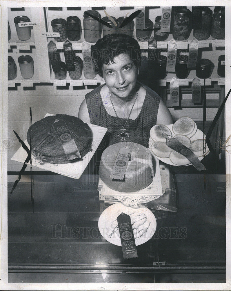 1962 Press Photo Mrs. James F. Bartlett won best devil&#39;s food cake - Historic Images