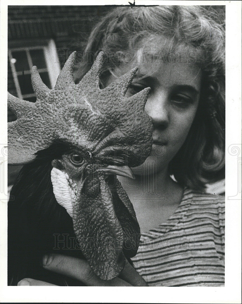 1981 Press Photo Jennifer Simmet with rooster &quot;Big-Boy&quot; at State Fair - Historic Images