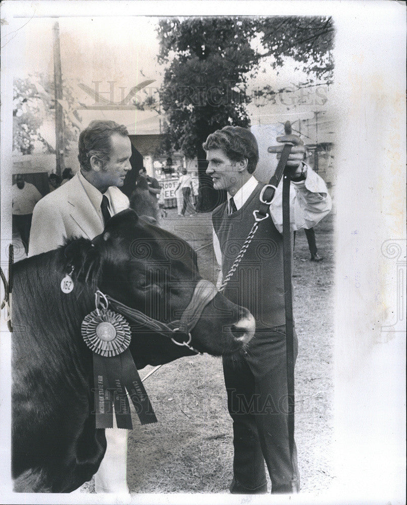 1975 Press Photo Gov. Millikin &amp; Winning Steer owner Ron Haarer at State Fair - Historic Images