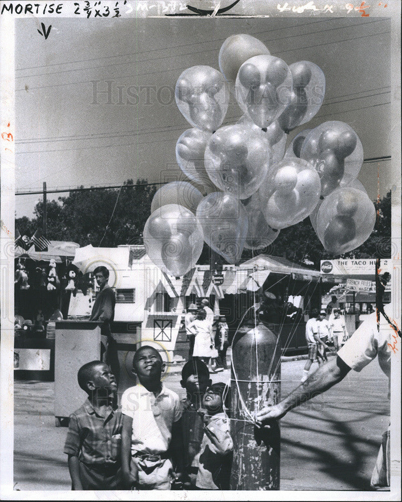 1969 Press Photo Boys and Baloons at Michigan State Fair - Historic Images