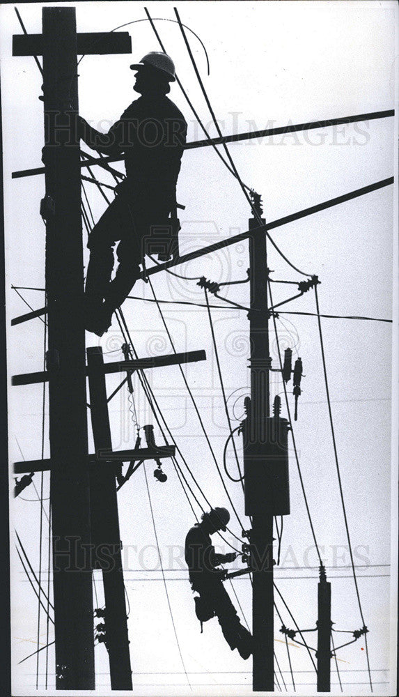 1972 Press Photo Warren Edison Linemen Repairs Telephone - Historic Images