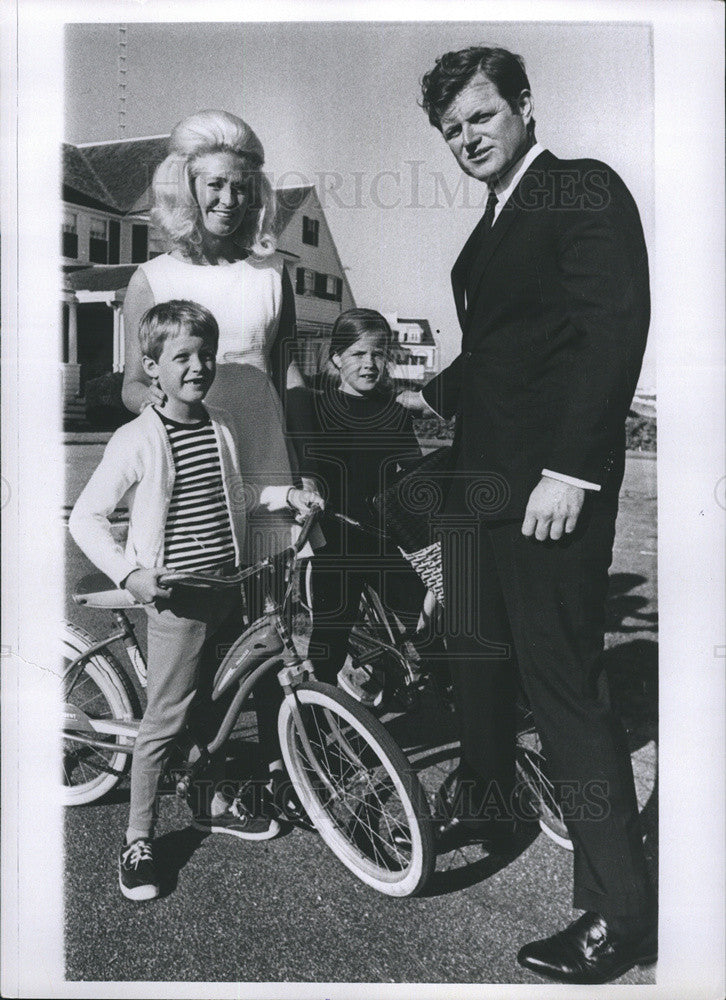 1969 Press Photo Senator Edward Kennedy and Family - Historic Images