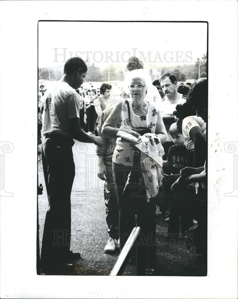 1984 Press Photo Elderly Michael Jackson Fans Entering Silverdome - Historic Images