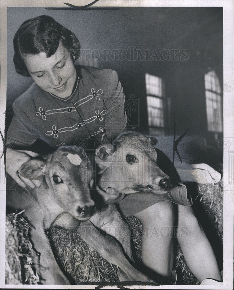 1953 Press Photo of Dolores Walker,Drum Majorette with two new born twin deer. - Historic Images