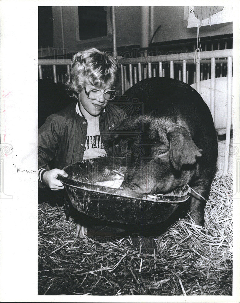 1984 Press Photo Kathy Palmreuter at the barn with 2 pigs names are Pumpkin&amp; Sam - Historic Images