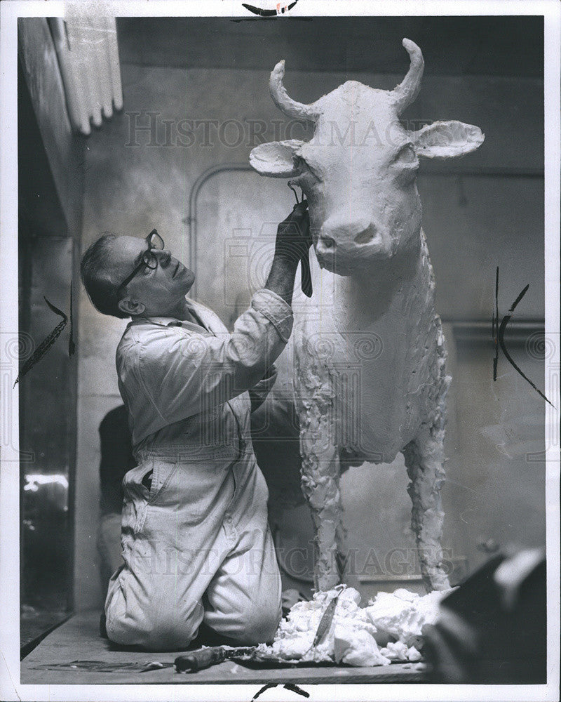 1967 Press Photo Sculptor at Michigan State Fair - Historic Images