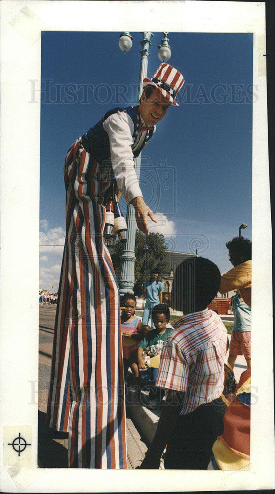 1989 Press Photo Stilt Walker Charles Stron at State Fair Parade - Historic Images