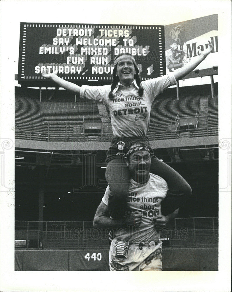 1980 Press Photo Emily Gail &amp; Howie Schultz at Mixed Doubles Fun Run - Historic Images