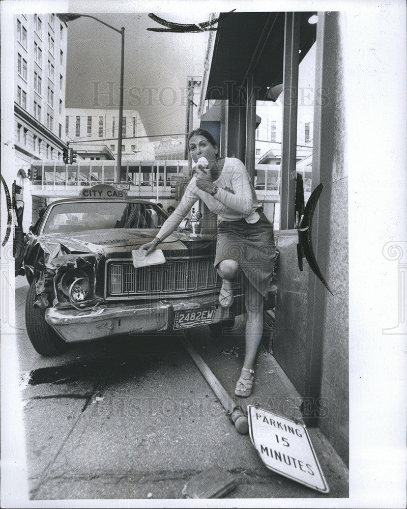 1976 Press Photo Cab Holdup Caused Accident - Historic Images