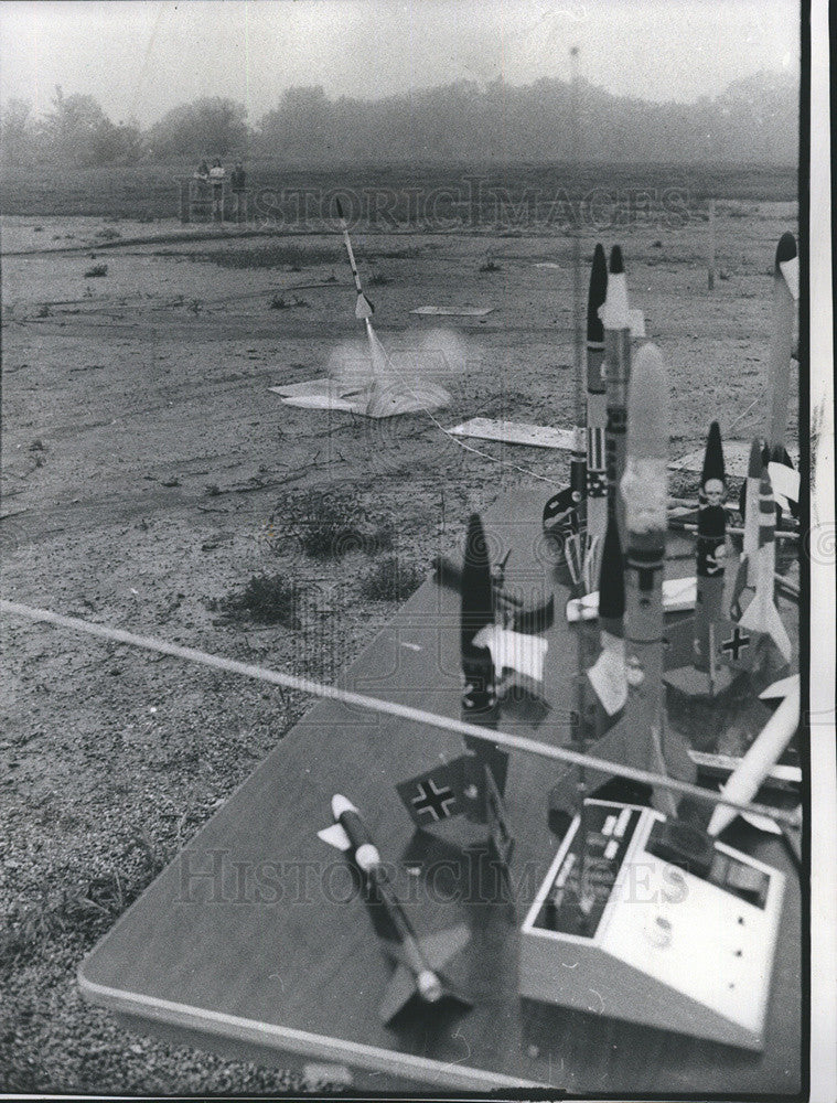 1974 Press Photo Students Make Rocket - Historic Images