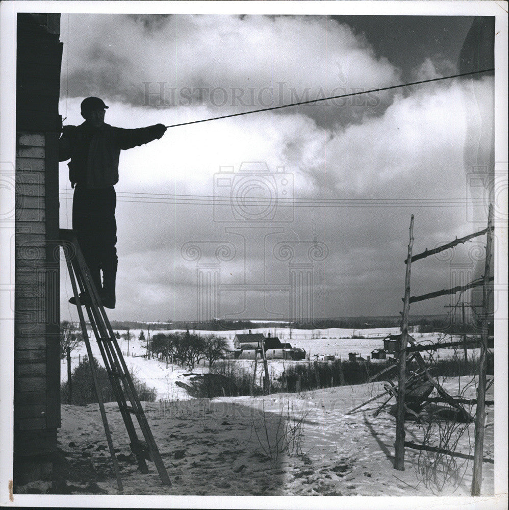1945 Press Photo telephone rural Burgess W. Potter installs - Historic Images