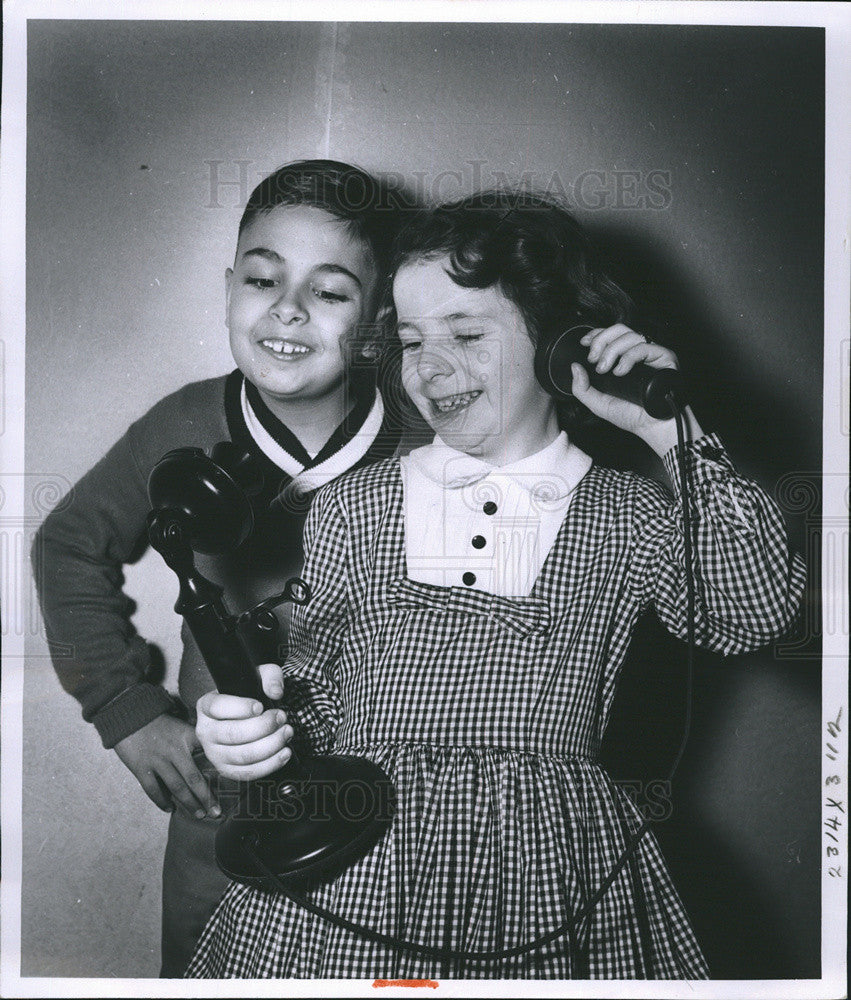 1961 Press Photo Billy Wargo and Susan Halwachs using the Telephone - Historic Images