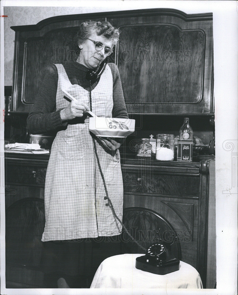 1954 Press Photo Cooking instructions are given over the telephone - Historic Images