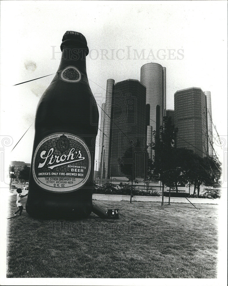 1980 Press Photo Jazz Hart Plaza,Strohs beer ad sign - Historic Images